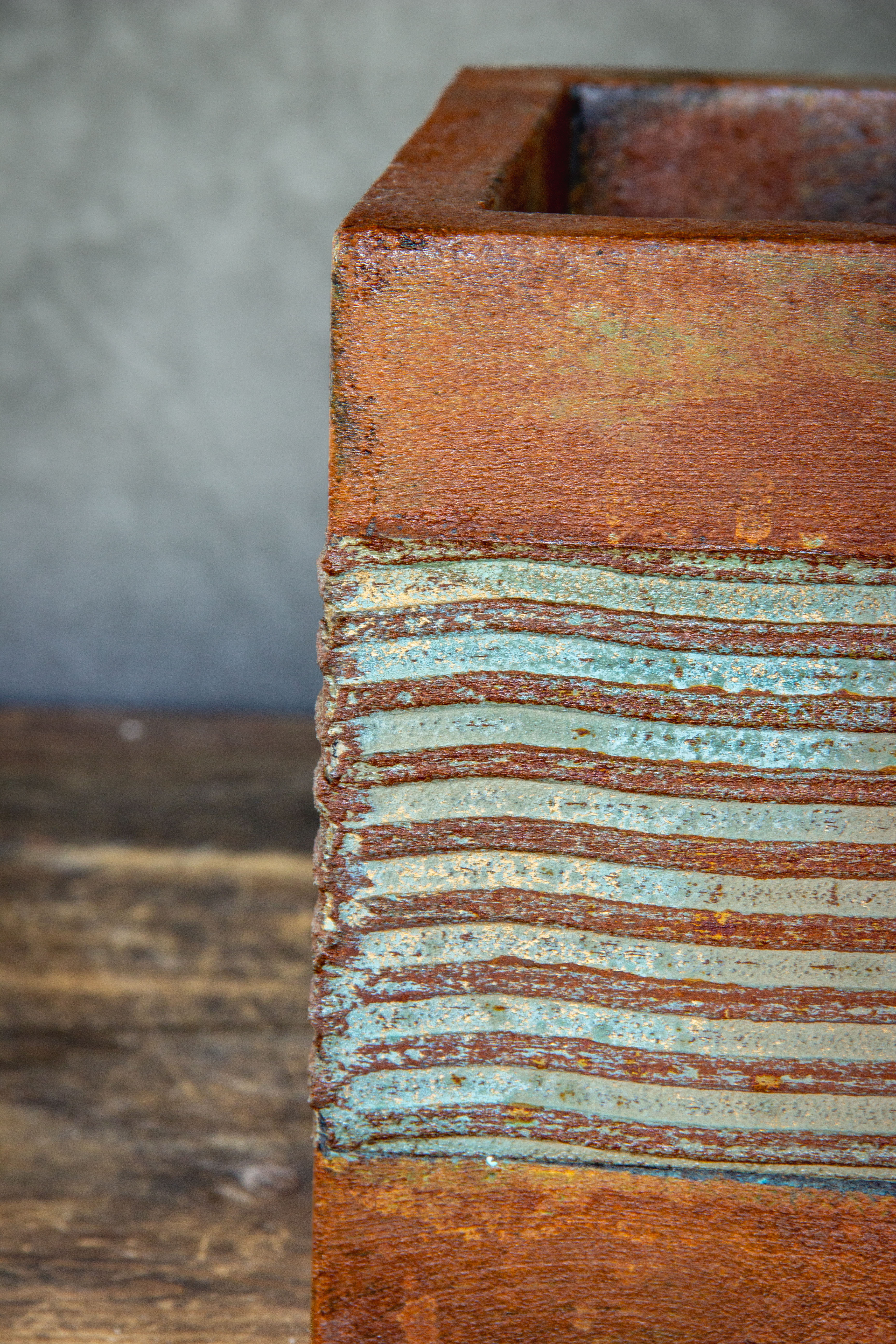 Kwadratowa osłonka na doniczkę w stylu loft, efekt kortenu z turkusowymi pasami, ręcznie wykonana i malowana z efektem 3D